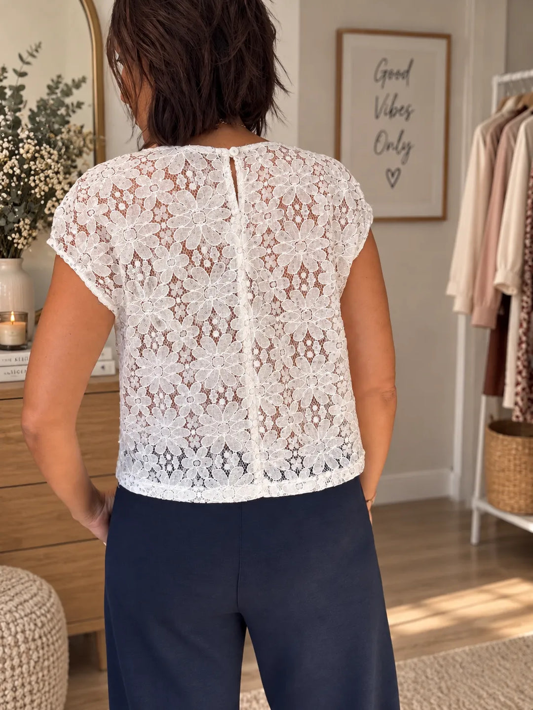 Top blanc brodé sequins argentés motif floral - Fabrication Italienne