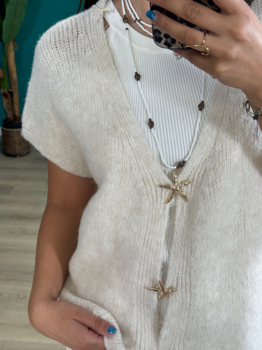Gilet sans manches blanc cassé avec broches étoiles