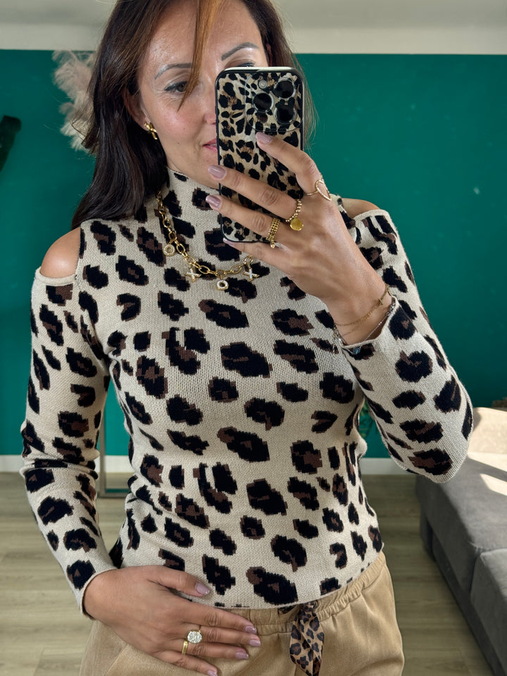 Pull en maille fine imprimé léopard – Col roulé, épaules dénudées Caroline