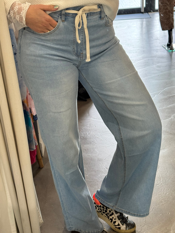 Jean large à lien – Bleu clair Alexia