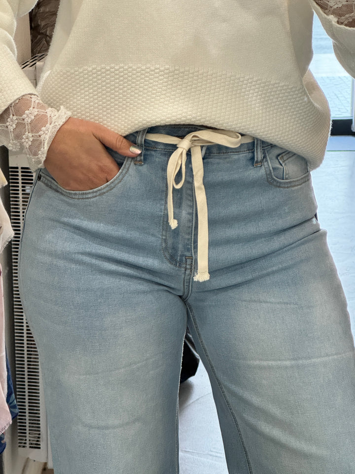 Jean large à lien – Bleu clair Alexia