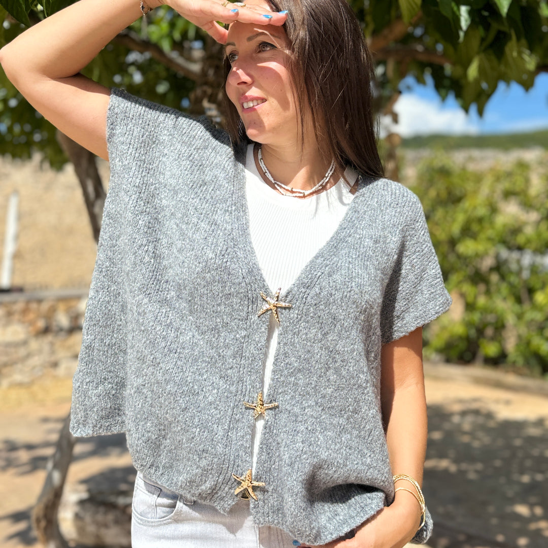 Gilet sans manches gris avec broches étoiles