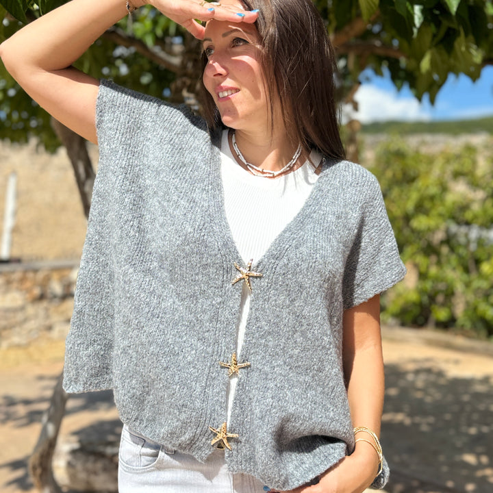 Gilet sans manches gris avec broches étoiles