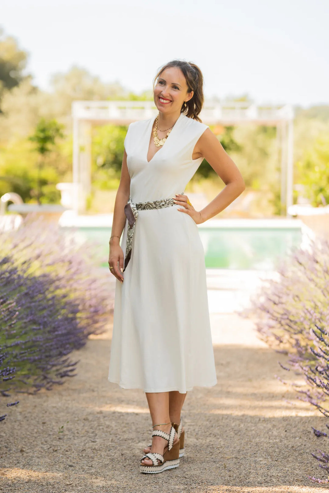 Robe midi blanche avec foulard satin amovible