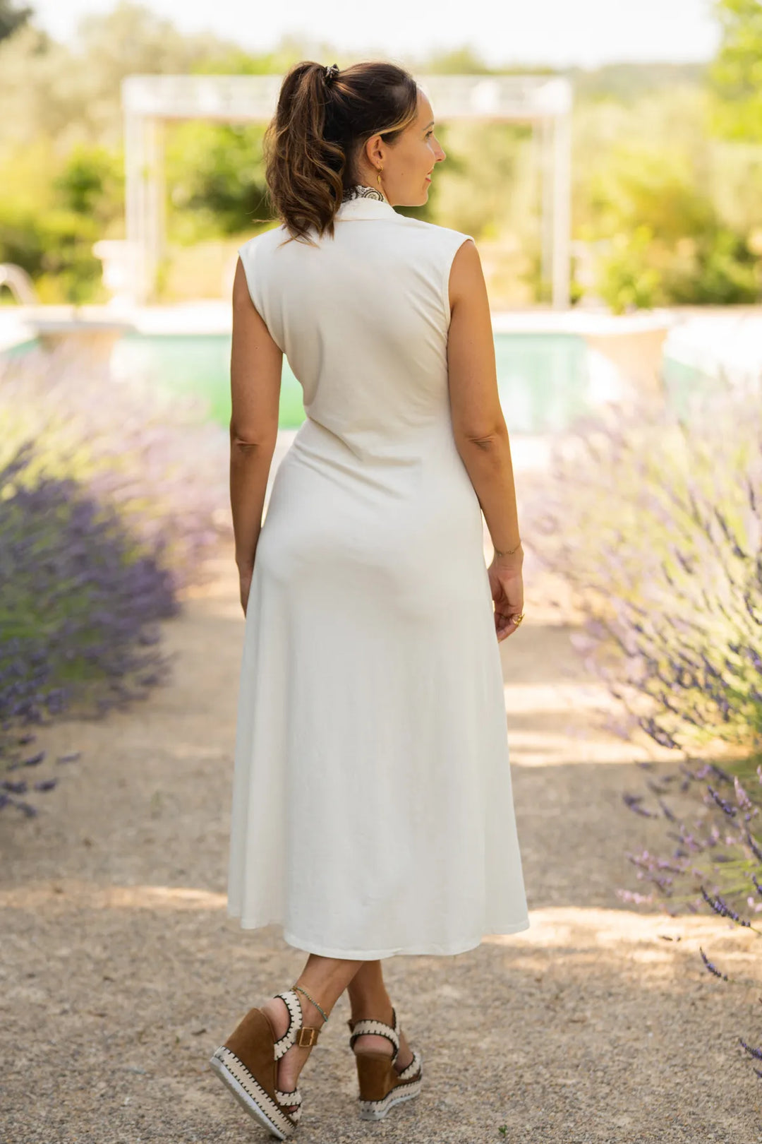 Robe midi blanche avec foulard satin amovible