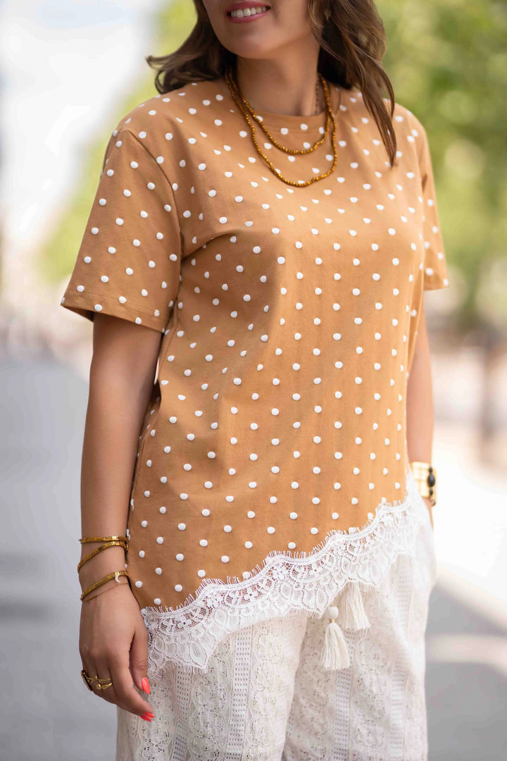 t-shirt à pois détail dentelle