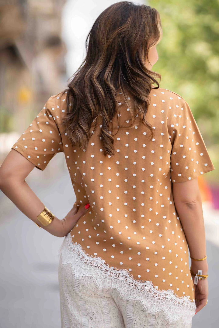 t-shirt à pois détail dentelle
