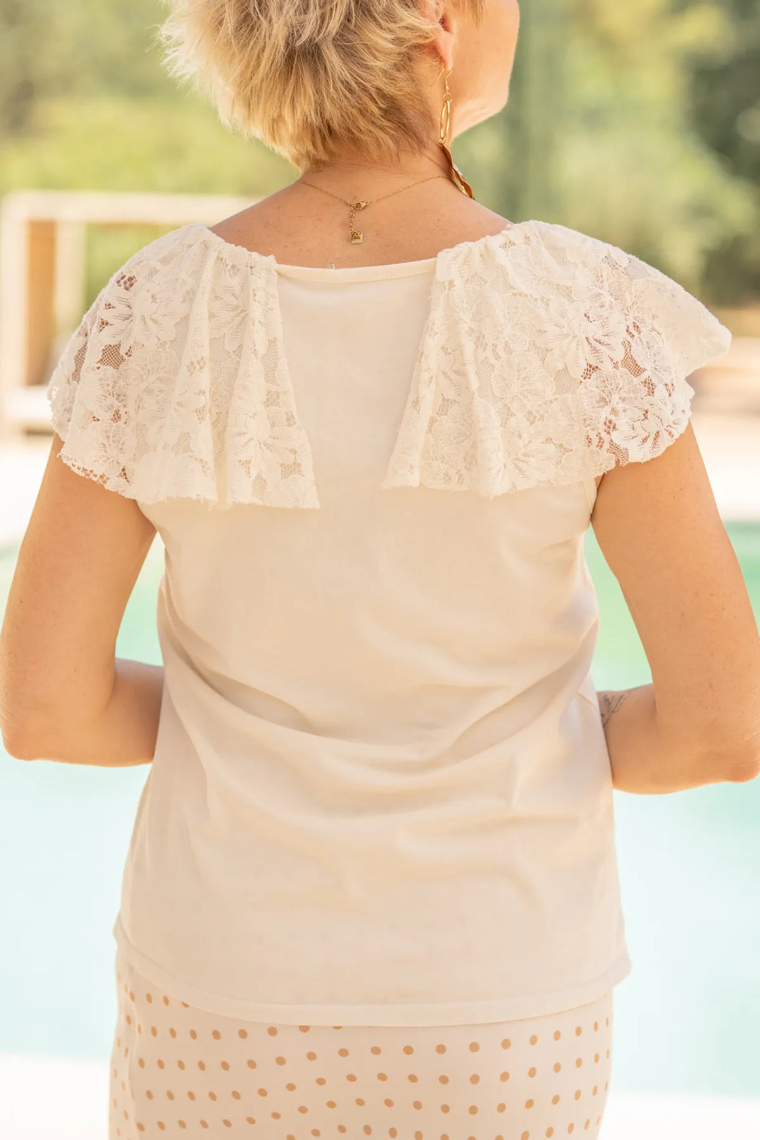Top femme écru avec col volant en dentelle