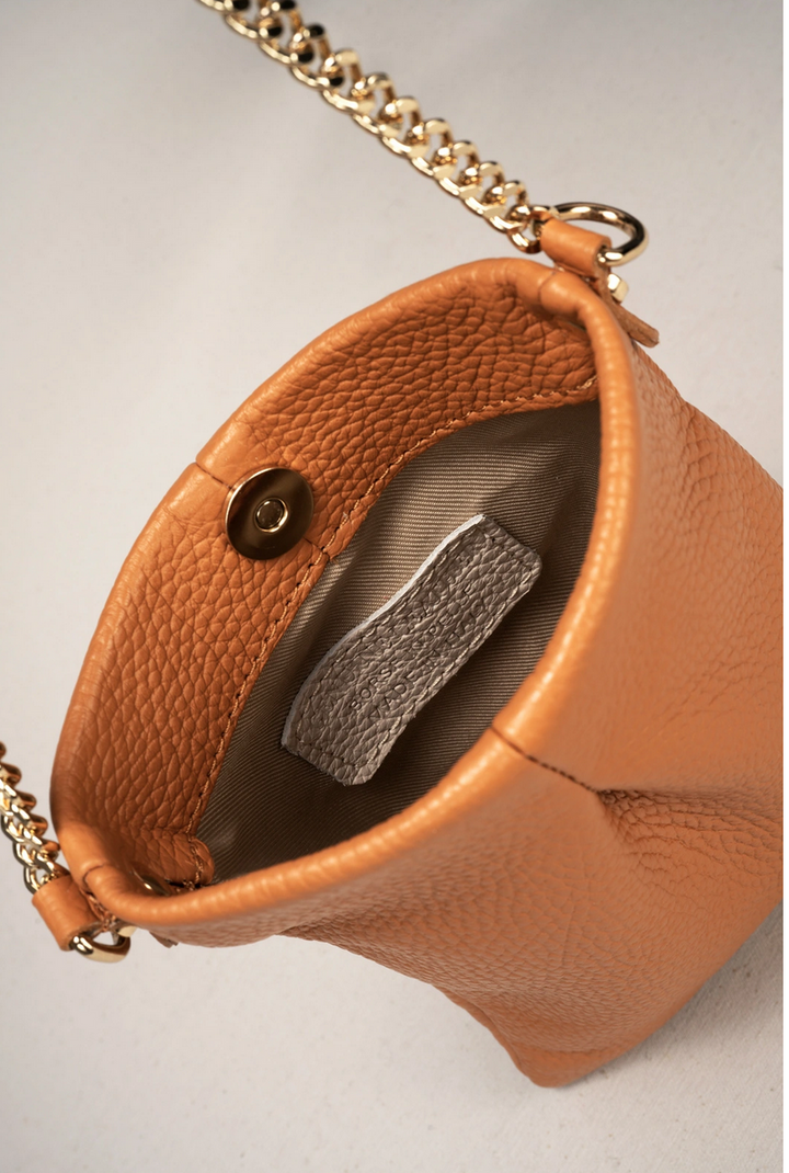 SAC A BANDOULIÈRE EN CUIR GRAINÉ CAMEL